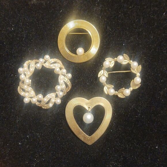 4 Vintage gold tone Brooches Faux Gold, Pearl. - Picture 1 of 8